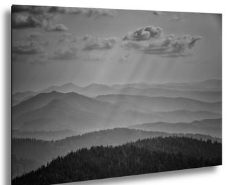 Montañas Humeantes, arte de montaña brumosa, paisaje en blanco y negro