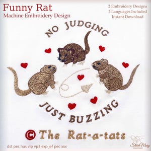 Könnte beinhalten: Ein Maschinenstickmuster mit drei braunen Ratten, kleinen roten Herzen und dem Text "NO JUDGING JUST BUZZING" sowie "The Rat-a-tats". Das Design enthält eine gepunktete Linie und den Text "Funny Rat Machine Embroidery Design".