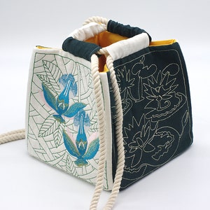 Dunkelgrün-Weiße Sashiko Kordelzugtasche - Komebukuro - Japanische Quilt Stickerei, Iris Blume, Schmetterling, Kinchaku Beutel 20x20 cm