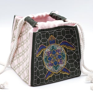 Mandala Sashiko Kordelzugtasche - Komebukuro Schildkröte Stickerei - Japanisch Quilt, Sakura, Lotus Blume, Kinchaku Beutel, Leinen 20x20 cm