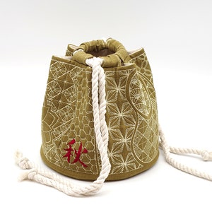 Sac à cordon japonais kaki ROND - Kanji Komebukuro - Broderie Sashiko Quilt, Écriture chinoise, Sac Kinchaku 20 x 20 cm