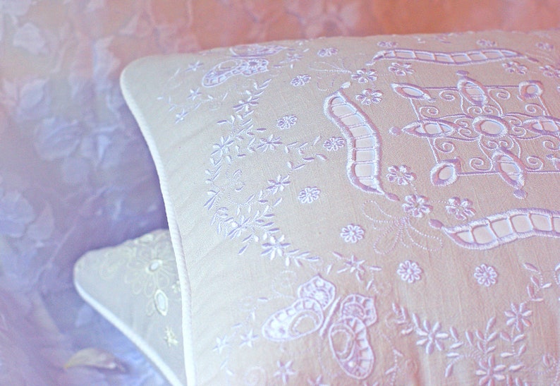 Vintage French Pillow Cover Floral 40 x 40cm Shabby Chic Decor Light Grey Embroidered Pillow 100/% Linen Cutwork RICHELIEU Lace