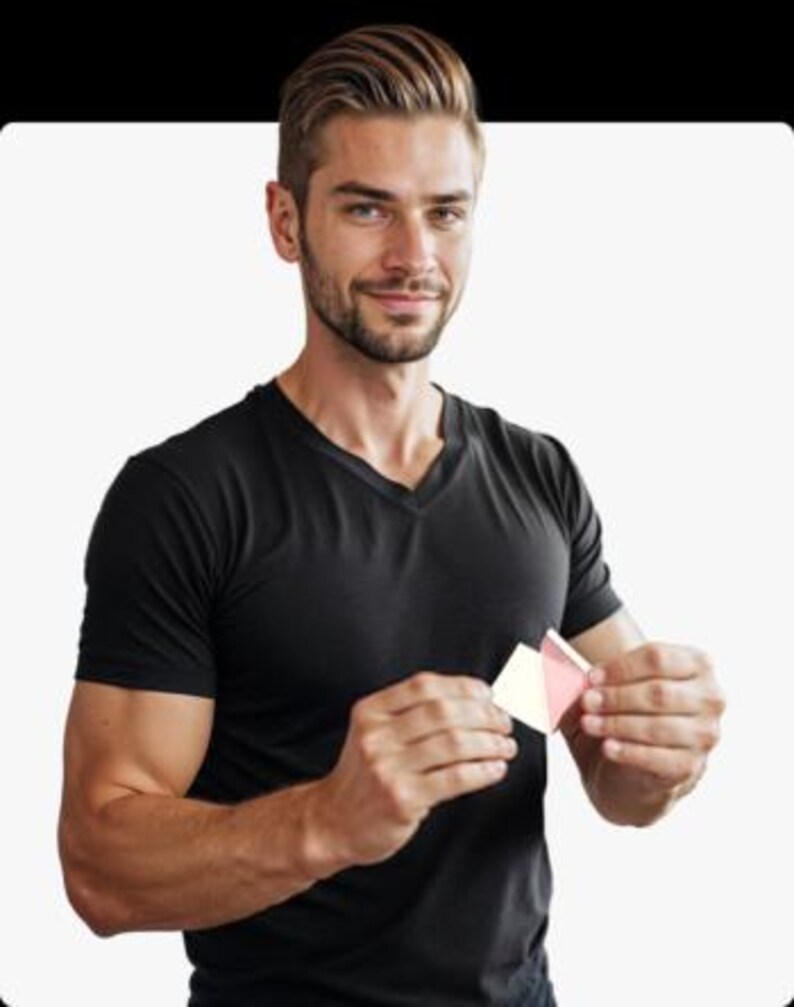 Pu&ograve; includere: Una persona con una maglietta nera con scollo a V tiene in mano tre piccole carte triangolari piegate. Le carte sono bianche, rosa e color crema. La persona ha i capelli corti, castano chiaro e una barba curata.