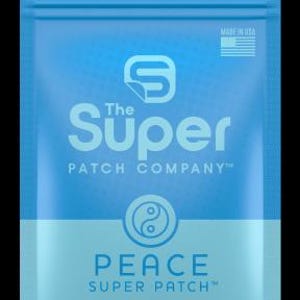 Pu&ograve; includere: Una confezione azzurra di "Peace Super Patch" di The Super Patch Company. La confezione contiene 28 cerotti e presenta il testo "Deal with stress like never before". Prodotto negli Stati Uniti.