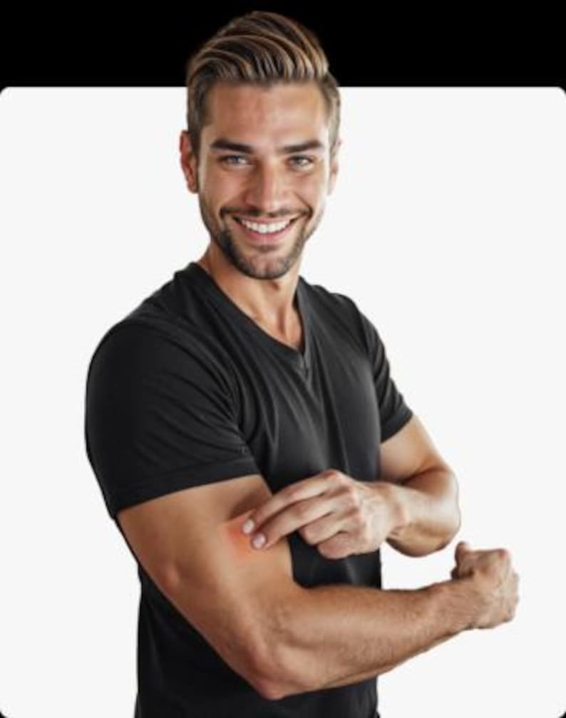 Pu&ograve; includere: Una persona con una maglietta nera indica un segno rosso sul braccio. La persona sorride. Lo sfondo &egrave; bianco.