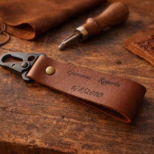 Porte-clés en cuir véritable avec mousqueton noir mat – Personnalisable avec un nom ou des initiales – Cadeau élégant pour homme, papa, anniversaire