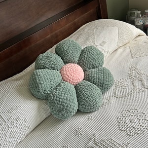 Crochet Daisy Plush Pillow Pattern + FREE Video Tutorial