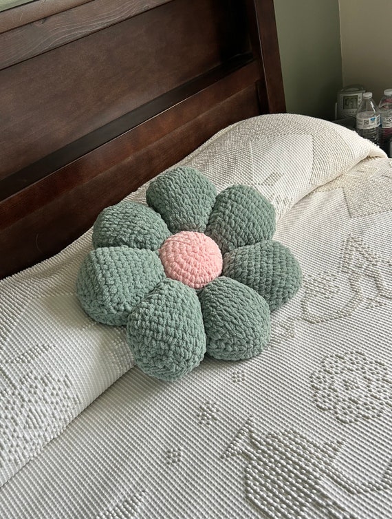 Crochet Daisy Plush Pillow Pattern + FREE Video Tutorial