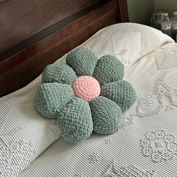 Crochet Daisy Plush Pillow Pattern + FREE Video Tutorial