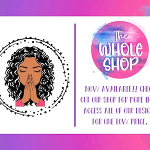 Pu&ograve; includere: Un'illustrazione in bianco e nero di una donna con i capelli ricci che prega all'interno di un cerchio con un bordo punteggiato. Il testo "The Whole Shop" &egrave; in un cerchio rosa con uno sfondo ad acquerello. Il testo sottostante dice "NOW AVAILABLE!! CHECK OUT OUR SHOP FOR MORE INFO. ACCESS ALL OF OUR DESIGNS FOR ONE LOW PRICE."