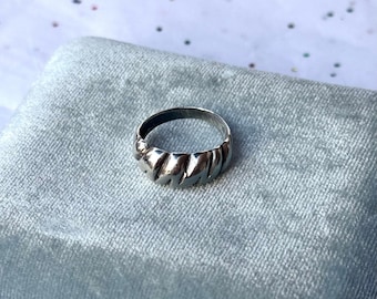 Vintage Sterling Silver Scalloped Dome Croissant Ring