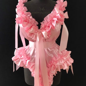 SISSY SATIN Teddy/Pajacyk luksusowej marki Yes Mistress. Najwyższa jakość kobiecego luksusu i zmysłowości.