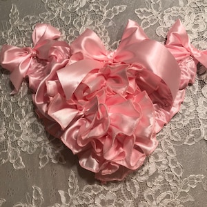 SISSY SATIN Slipje van het luxe merk Yes Mistress. Volledig gevoerd met sensueel superglanzend babyroze satijn. De droom van elke Sissy. tv/cd/ab