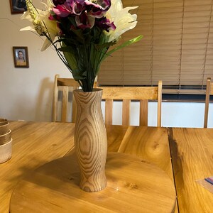 Vintage Holzvase, frisch geschnittene oder plastische Blumen, handgedrehte Holzvase mit Wasserreservoir für frische Schnittblumen