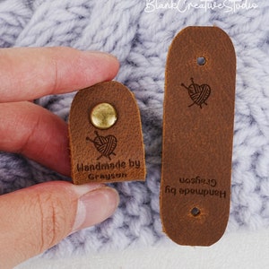 Echtleder Tags mit Nieten, personalisierte Tags für handgemachte Artikel, Business Brand Labels zum Stricken, gravierte Logo Tags zum Häkeln