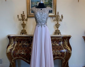 Vestido de noche de fiesta con corpiño con cuentas y bordado de corazón formal