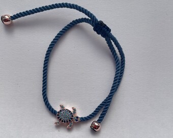 Bracelet réglable breloque tortue en zircone bleue