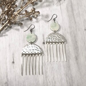 Los pendientes de arcilla polimérica Kylin / declaración hecha a mano, piedra sintética, texturizada, bronceado de agua plateada, geométrica, fleco de metal, resina, regalos para ella