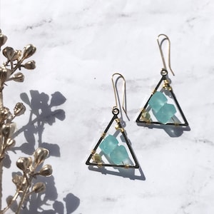 Viola | handgjorda triangelformade örhängen i Java-glas och blandad metall, sjögrönt, lila, aqua, återvunnet glas, Presenter till henne