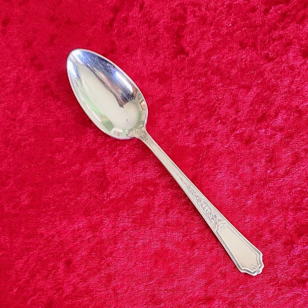 Vintage 1924 ANCESTRAL Silverplate  Large Serving or Soup Spoon. 1847 Rogers Bros. Very Pretty. No silver loss or pits, faint heel mark.