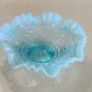 Antiguo cuenco turquesa aguamarina opalescente con volantes EAPG de Jefferson Glass 1904. Impresionante. Sin patatas fritas ni grietas. 9 1/2 pulgadas de diámetro.
