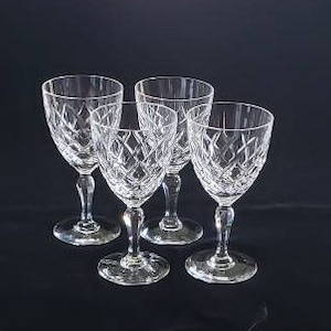 Puede incluir: Juego de cuatro copas de vino de cristal transparente con diseño de cristal tallado.
