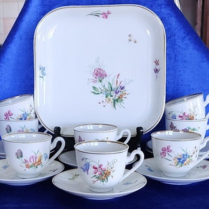 Vintage ROYAL COPENHAGEN Dinamarca Primavera 8 Tazas y 8 Platillos con Bandeja para Servir. 4 diseños florales diferentes en tazas. Excelente condición.