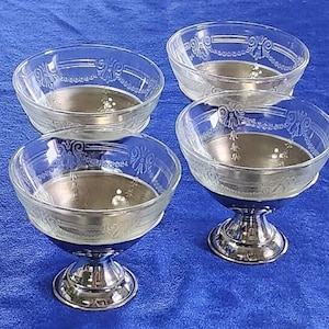 4 Vintage American Sweetheart Depression Glas zweiteilige Dessert-Sets mit Chrom Halter und klare Depression Glas Swag gemusterten Einsatz.
