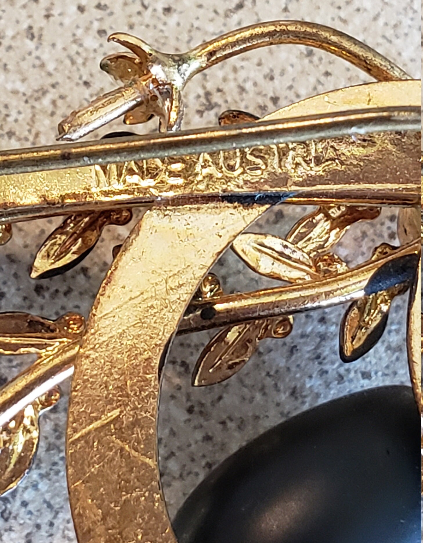 希少　AUSTRIA ヴィンテージ　ブロッチ　美品 Vintage MADE IN AUSTRIA Brooch Black-tone Metal With Deep