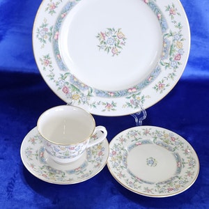 Vintage MAYFIELD Royal Worcester English Bone China 4 Place Settings; 4 dinner plates, 4 bread or dessert plates, 4 cups and saucers.