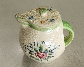 Théière individuelle vintage, Japon, beige galet avec bordure verte et motif floral. Poignée et couvercle inhabituels. Contient 2 1/2 tasses. 5 1/2 pouces de hauteur.