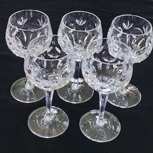 Peut inclure: Ensemble de six verres à vin en cristal transparent avec un motif en verre taillé. Les verres ont un bol rond et une longue tige.
