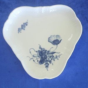 Bandeja ou prato triangular trançado com flores azuis Royal Copenhagen Vintage 8 X 8 1/2 X 1 1/2 polegadas, porcelana, marcado 10/1526. Nenhum dano.