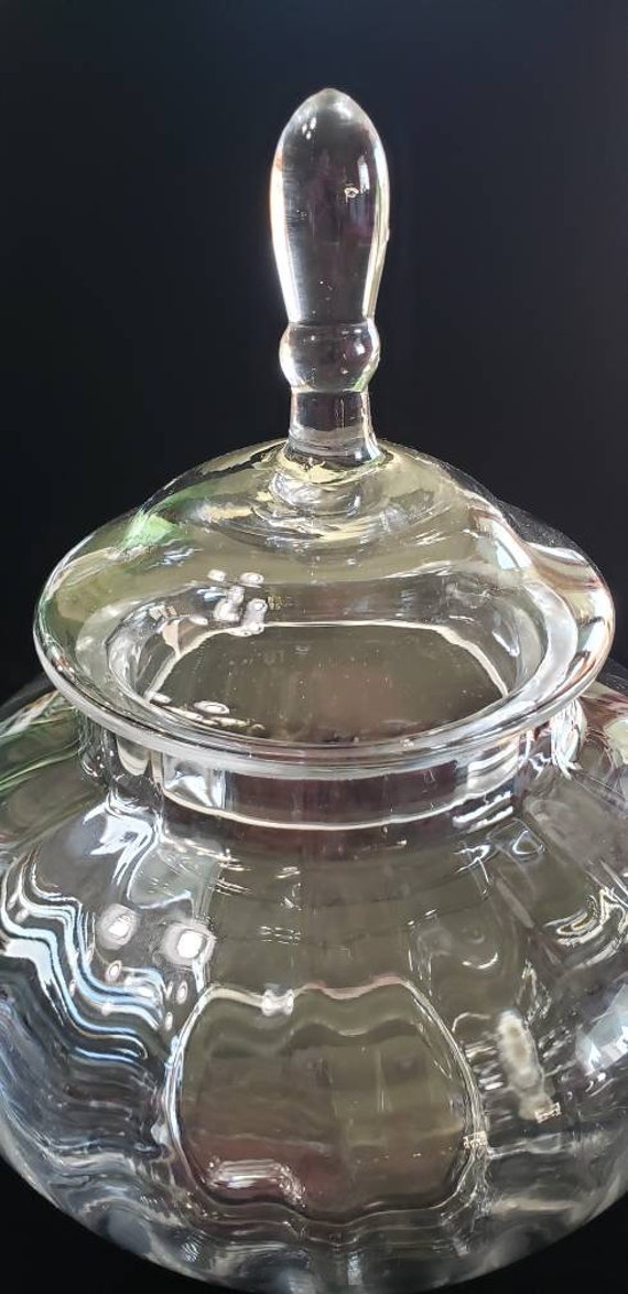 ヴィンテージの蓋付きクリスタルガラスボウル。約13杯分入ります。欠け