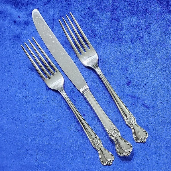 Vintage 1950 SIGNATURE Silverplate Knife and 2 Dinner Forks by International Old Community Plate. Light heel marks, very few scratches.