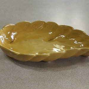 Vintage Frankoma #225 Oklahoma Pottery Yellow Leaf låg skål 23,5 x 10,5 x 4,5 cm, inga nagg, sprickor eller krackeleringar.