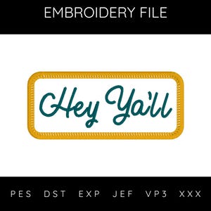 Può includere: Un design di file di ricamo rettangolare con il testo "Hey Ya'll" in corsivo turchese. Il testo è su sfondo bianco, incorniciato da un bordo dorato. Le parole "EMBROIDERY FILE" sono in alto.