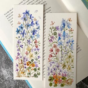 Marcapáginas de flores y conejitos, acuarela original, juego de 2, tamaño 2,3" x 6", marcapáginas hecho a mano, regalo para lectores y amantes de los libros, arte lindo