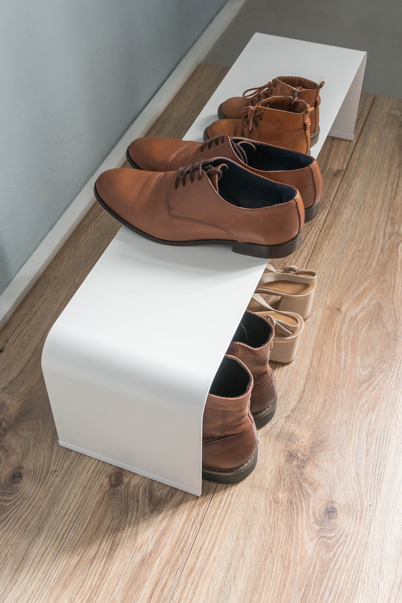 Minimalistyczny metalowy stojak na buty, organizacja butów w przedpokoju, stojak na tenisówki na poddaszu, mała czarna ławka na buty, nowoczesne przechowywanie butów zdjęcie 9