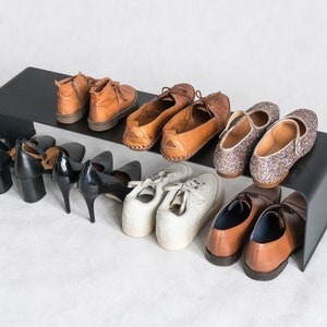 Minimalistyczny metalowy stojak na buty, organizacja butów w przedpokoju, stojak na tenisówki na poddaszu, mała czarna ławka na buty, nowoczesne przechowywanie butów zdjęcie 4