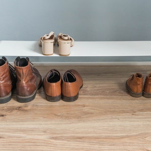Minimalistyczny metalowy stojak na buty, organizacja butów w przedpokoju, stojak na tenisówki na poddaszu, mała czarna ławka na buty, nowoczesne przechowywanie butów zdjęcie 8