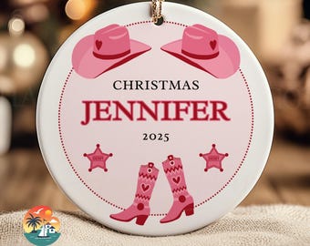 Adorno de vaquera personalizado: Sombrero y botas rosas, recuerdo navideño de rodeo campestre con caja de regalo.