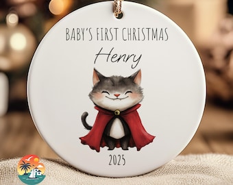 Decorazione personalizzata per neonati: Primo Natale 2026 Gattino Vampiro con scatola regalo