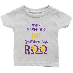 Könnte beinhalten: Weißes Baby-T-Shirt mit violetter und goldener Aufschrift "When Mommy Says No Godfather Says R22".