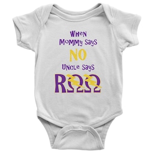 Könnte beinhalten: Weißer Baby-Strampler mit lilafarbenen Text, der "When Mommy Says No Uncle Says R22" mit gelben Blitzen lautet.