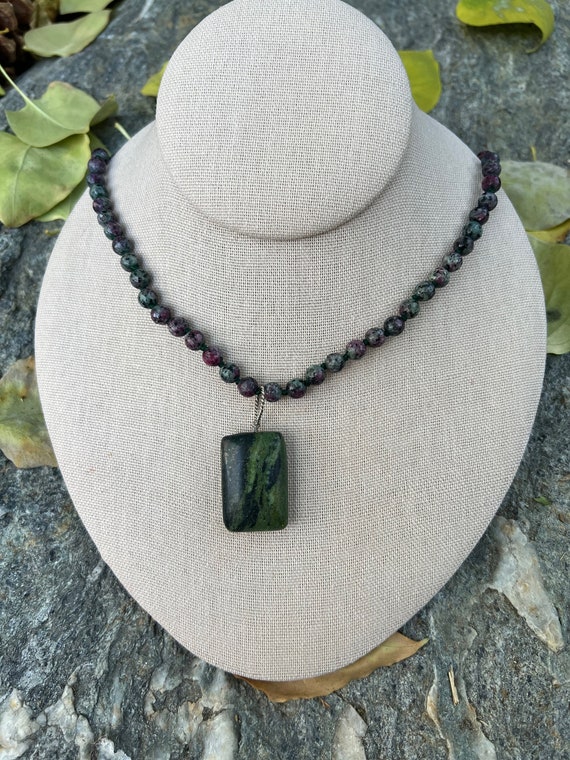 Vintage beaded Ruby Zoisite necklace with pendant,