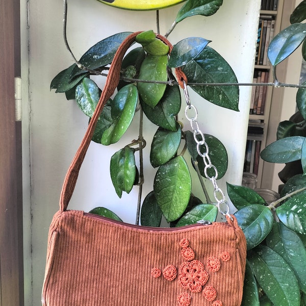 Sac pochette en velours daim avec fleurs au crochet