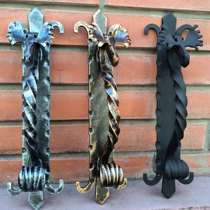 Puede incluir: Tres tiradores de puerta decorativos con un diseño retorcido. Los tiradores están hechos de metal y tienen un acabado negro, plateado y dorado.