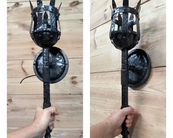 Metalen smeedijzeren schans, fakkelwandlamp, lamp in middeleeuwse stijl