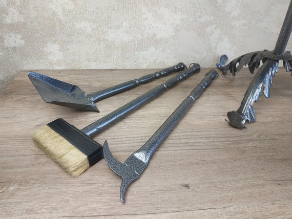 Geschmiedetes Kamin-Werkzeug-Set: Handgefertigter Eisen Schürhaken, Schaufel & Besen